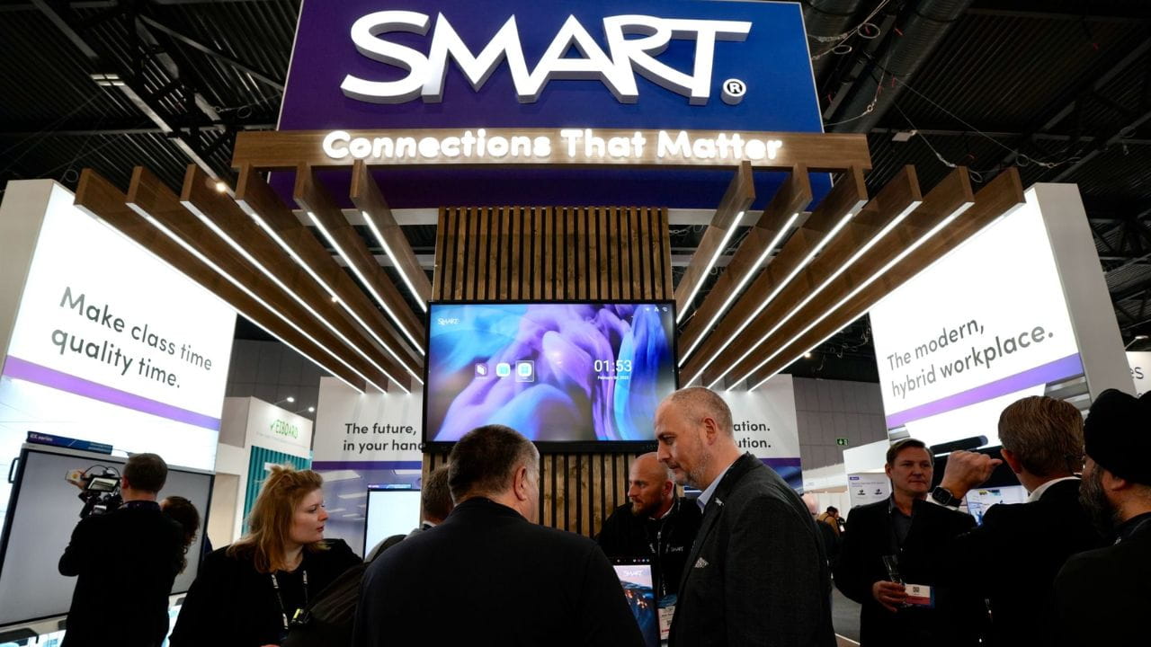 Professionals gathered around the SMART Booth at Bett 2025 to learn about new interactive solutions. 