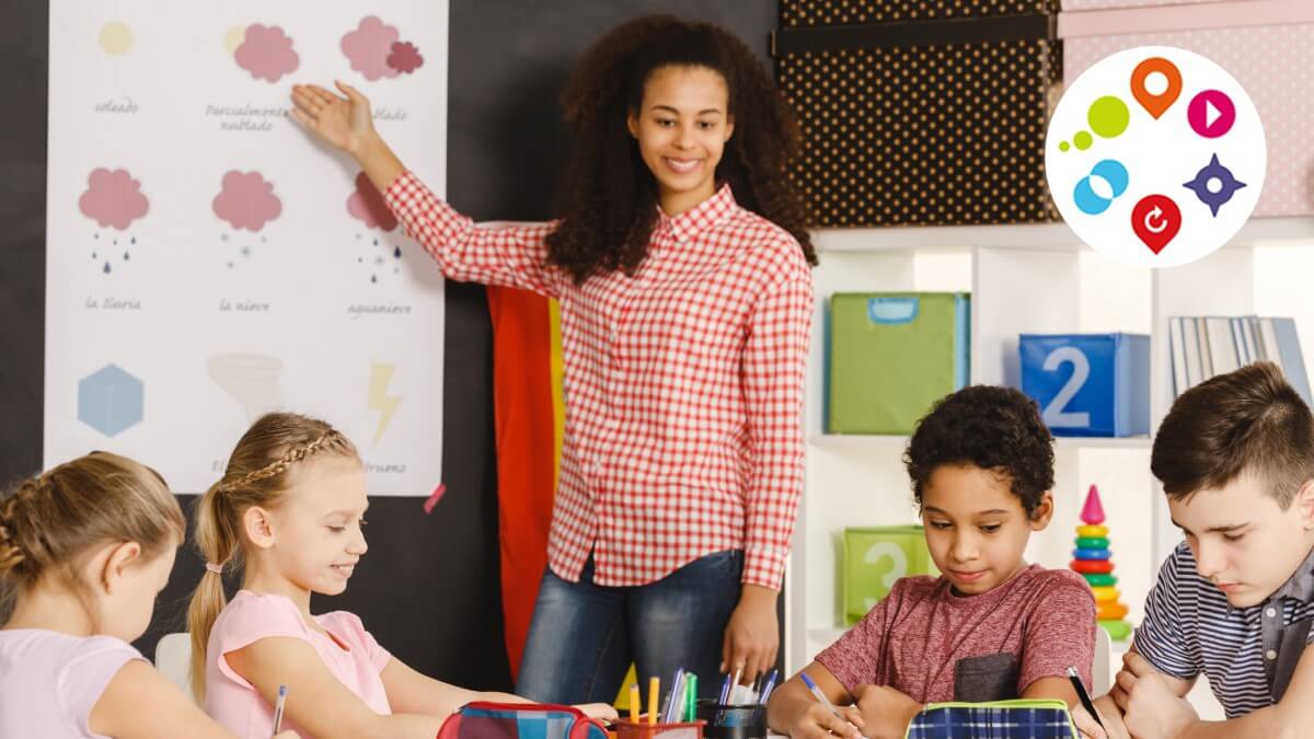 Un profesor y dos estudiantes participando en el aprendizaje en un aula moderna.