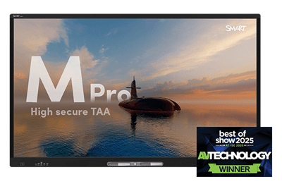 L'écran interactif de la série M Pro haute sécurité TAA, qui présente une scène de coucher de soleil époustouflante avec un sous-marin dans les eaux calmes de l'océan.