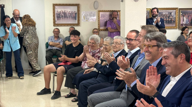 Representatives from SMART Technologies, LifeLoop and the government of Murcia cheering for the technology and trial launch.