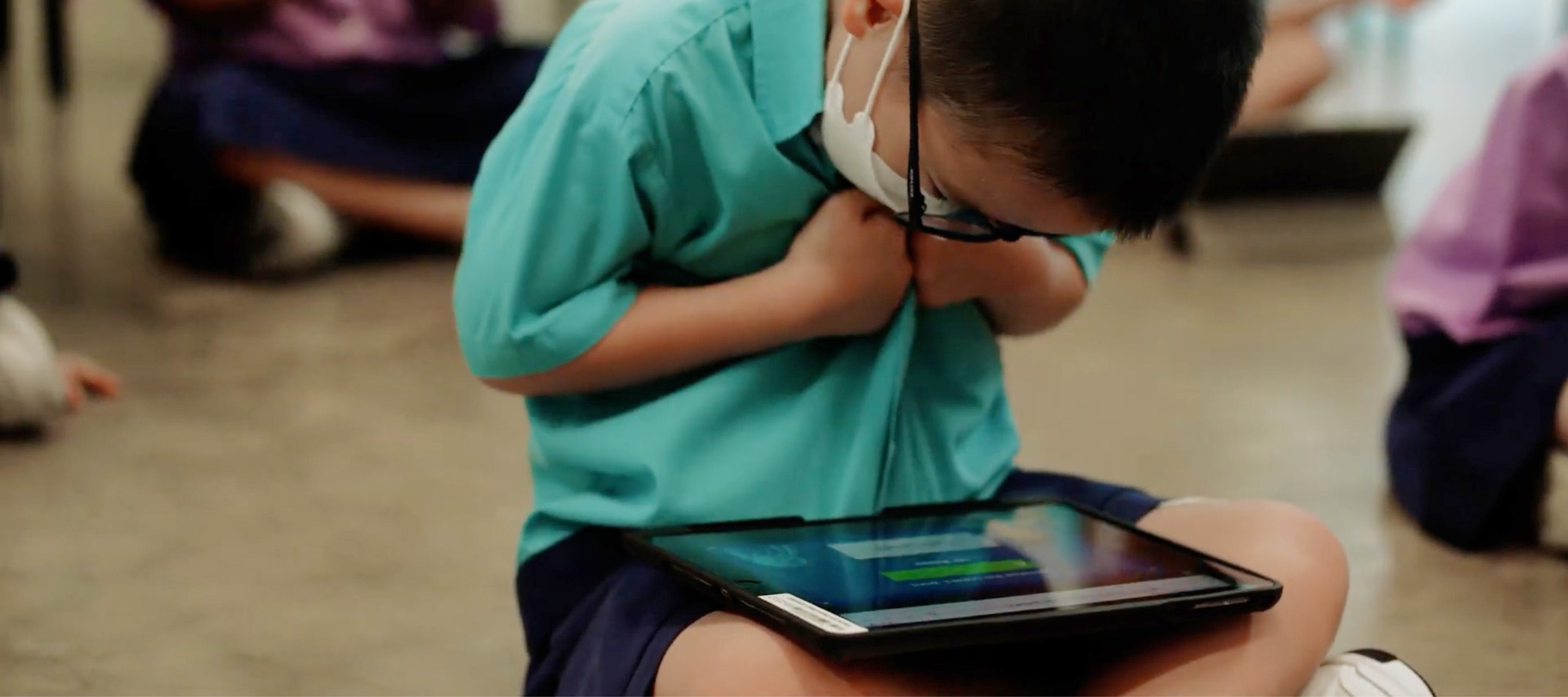Student using Lumio on a tablet.