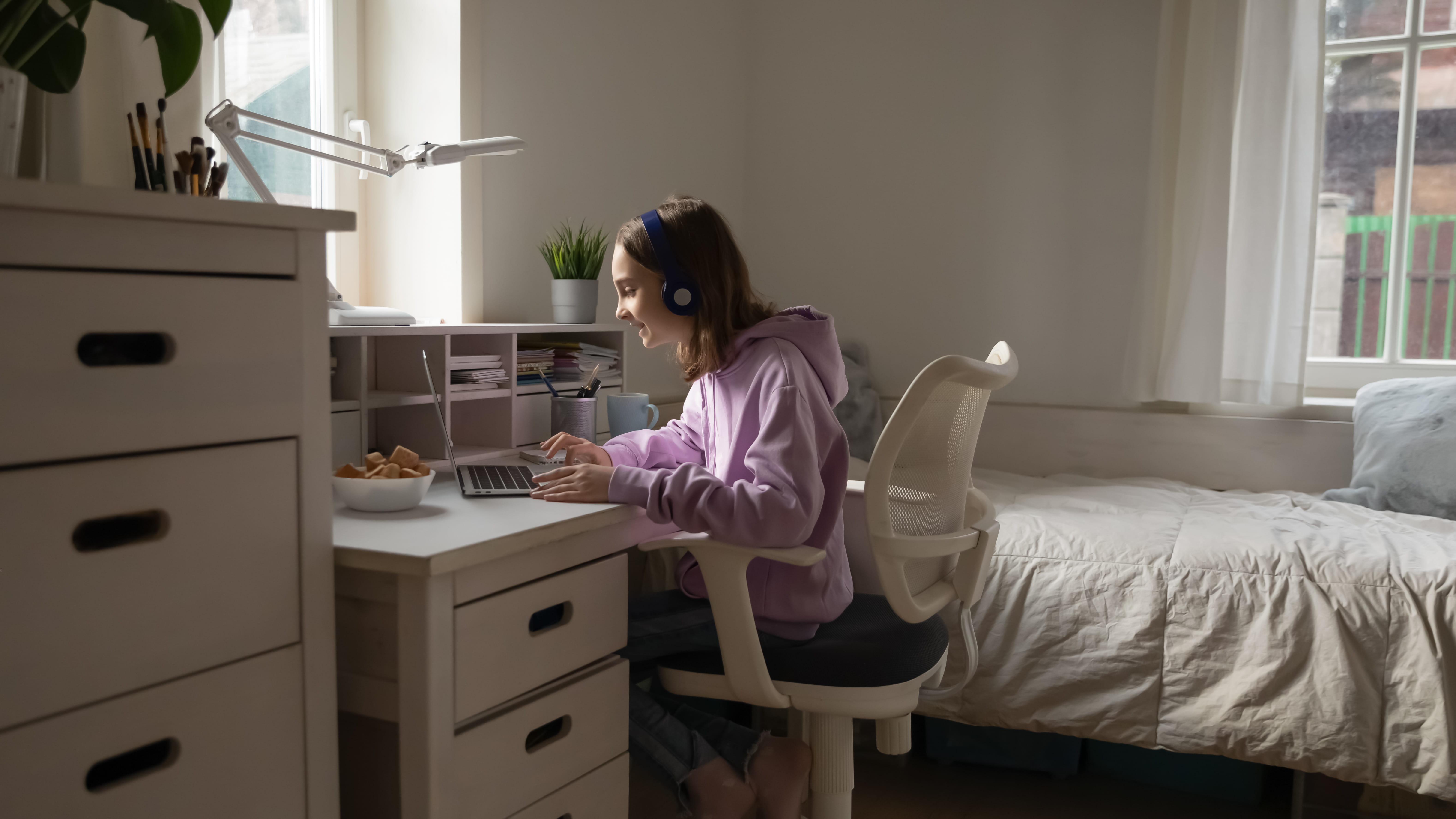 A student participates in an asynchronous lesson at home. 