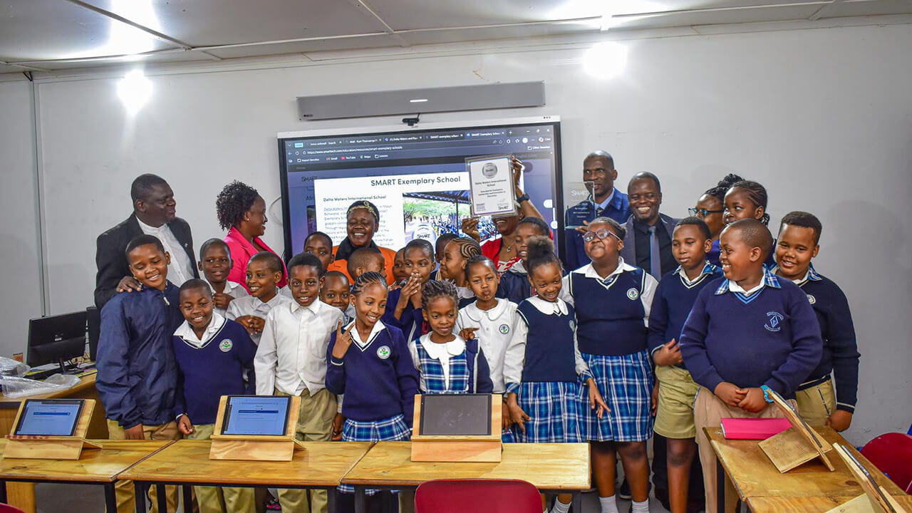 Students standing in front of a SMART Board MX series interactive display, holding a SMART Exemplary School award.